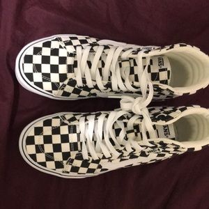 Size:7.5 black checkered hightop vans